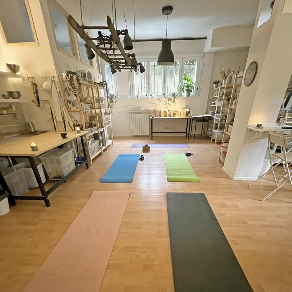 workshop-yoga-e-ceramica-aiem-studio-ceramica-milano
